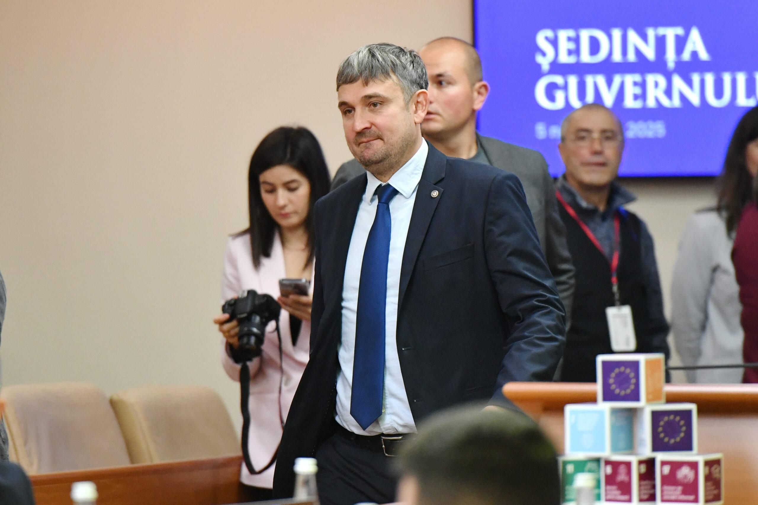 «Я принес ему извинения». Министр культуры объяснил, почему Мунтяну дважды не упомянули на церемонии