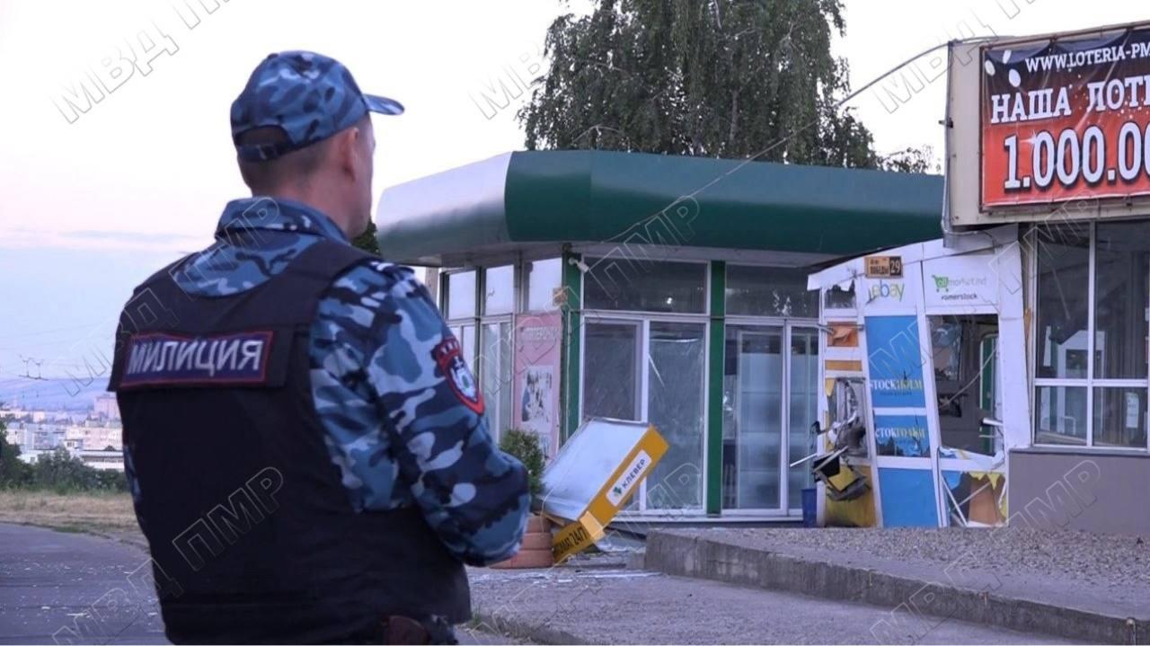 В Бендерах ночью неизвестные взорвали и ограбили банкомат
