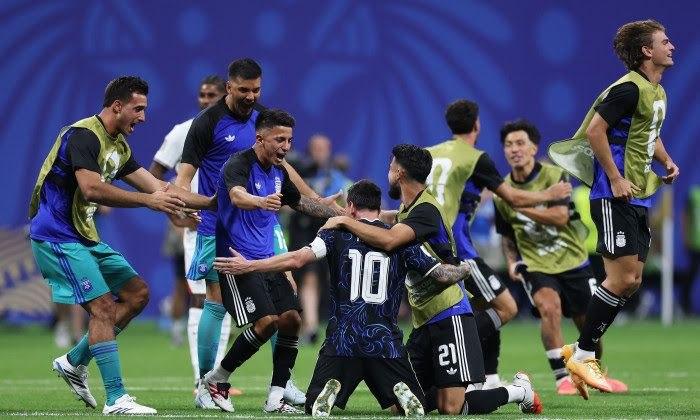 Argentina a învins Anglia cu 2-1 și s-a calificat în finala Cupei Mondiale. Messi, decisiv în finalul dramatic